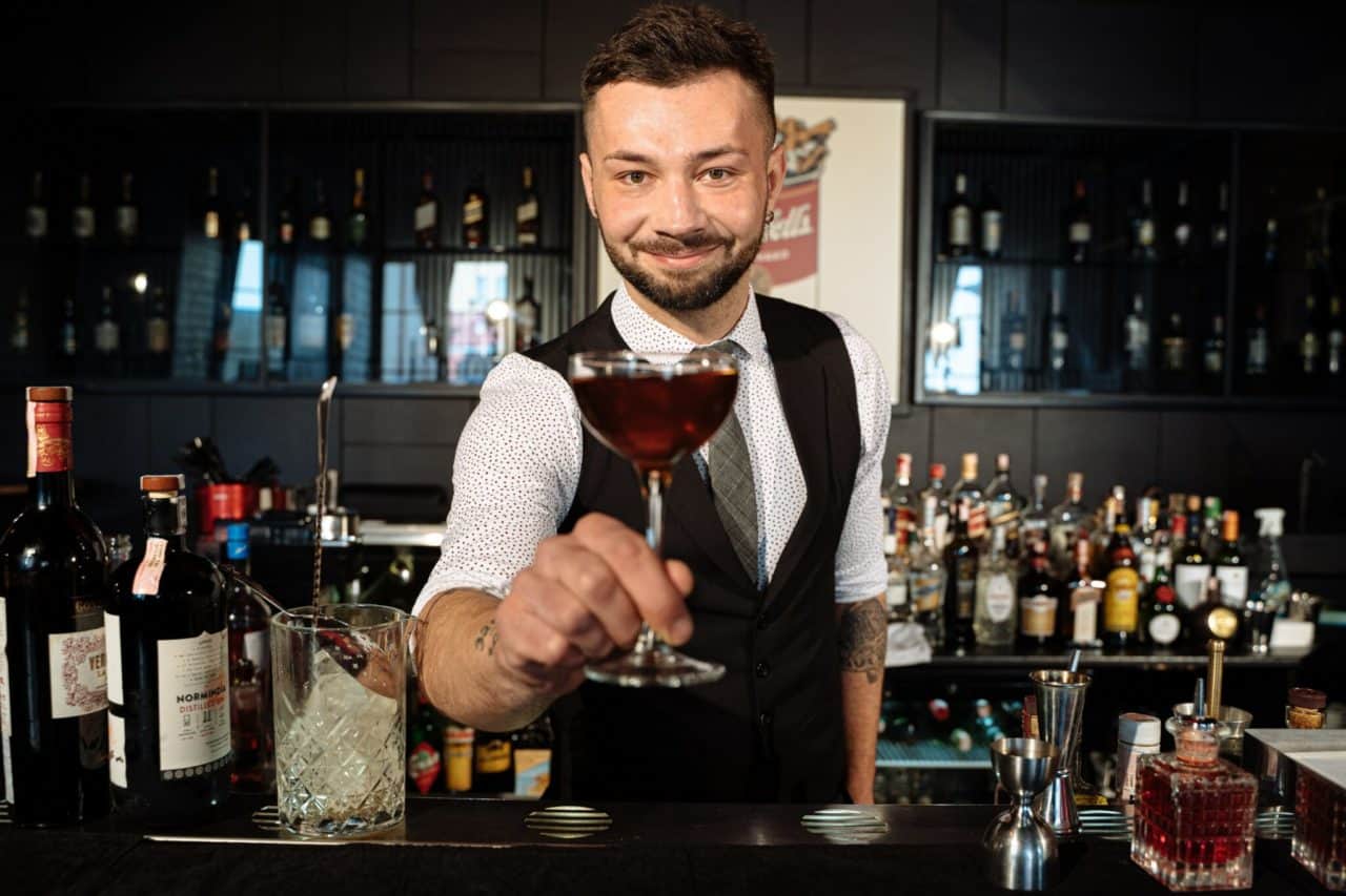 Hiring Private  Bartenders  What Mixologists Should Bring 